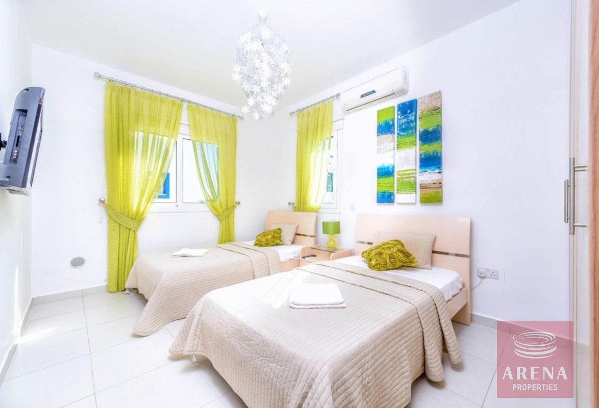 3e96b8002ec9b9eb685a7f28c5c9939d