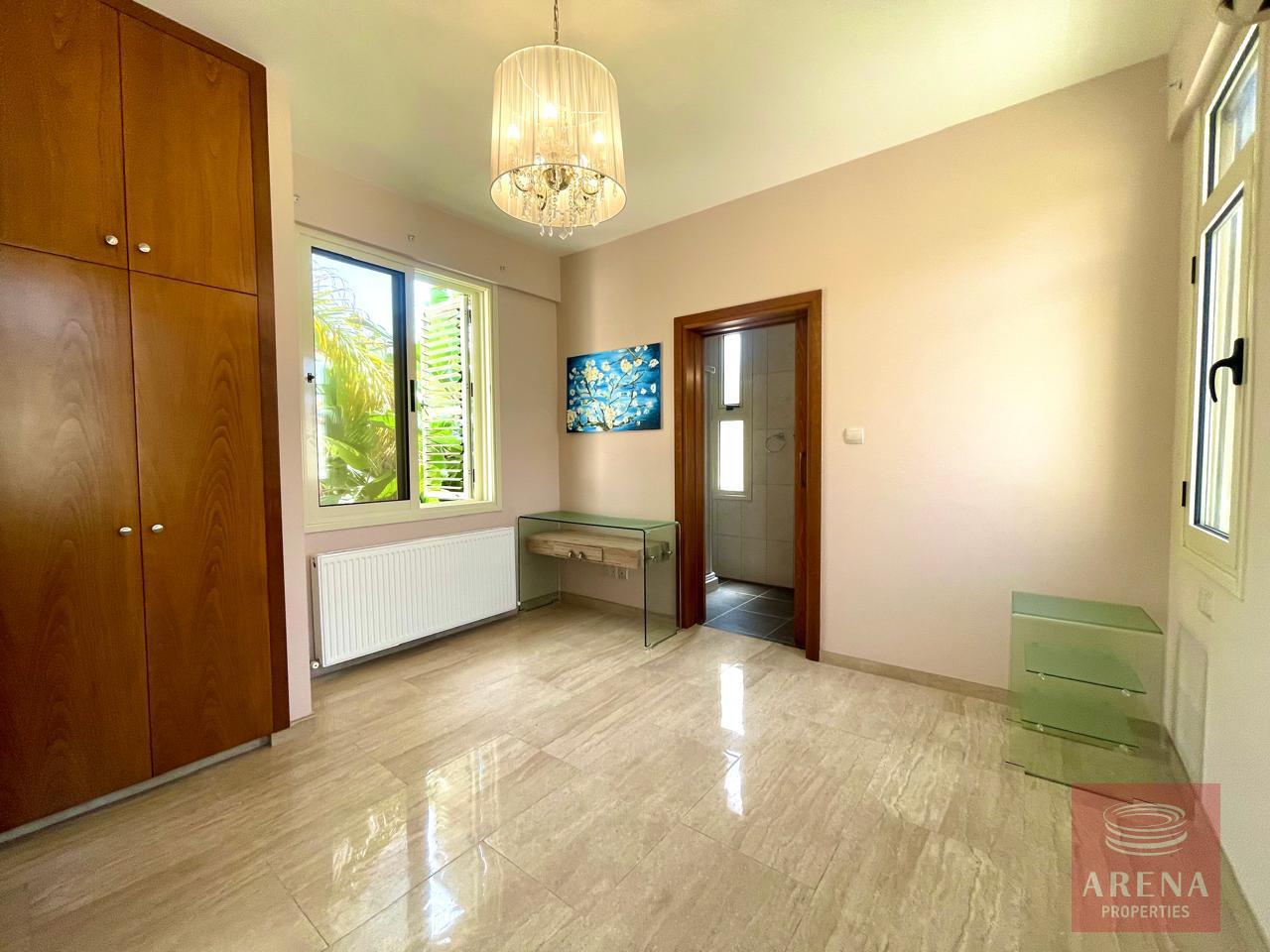 12-5-BED-VILLA-IN-PERVOLIA-8296