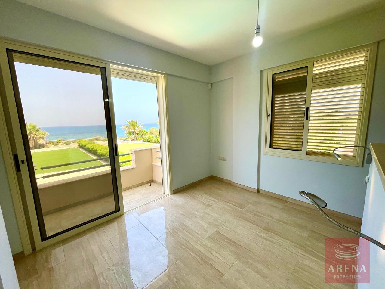 32-5-BED-VILLA-IN-PERVOLIA-8296